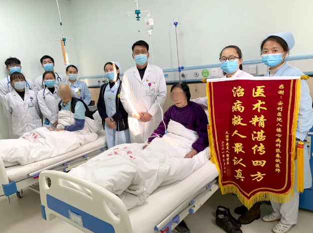溫暖的陪伴、細(xì)心的照顧，兩位老人感恩贈(zèng)錦旗！