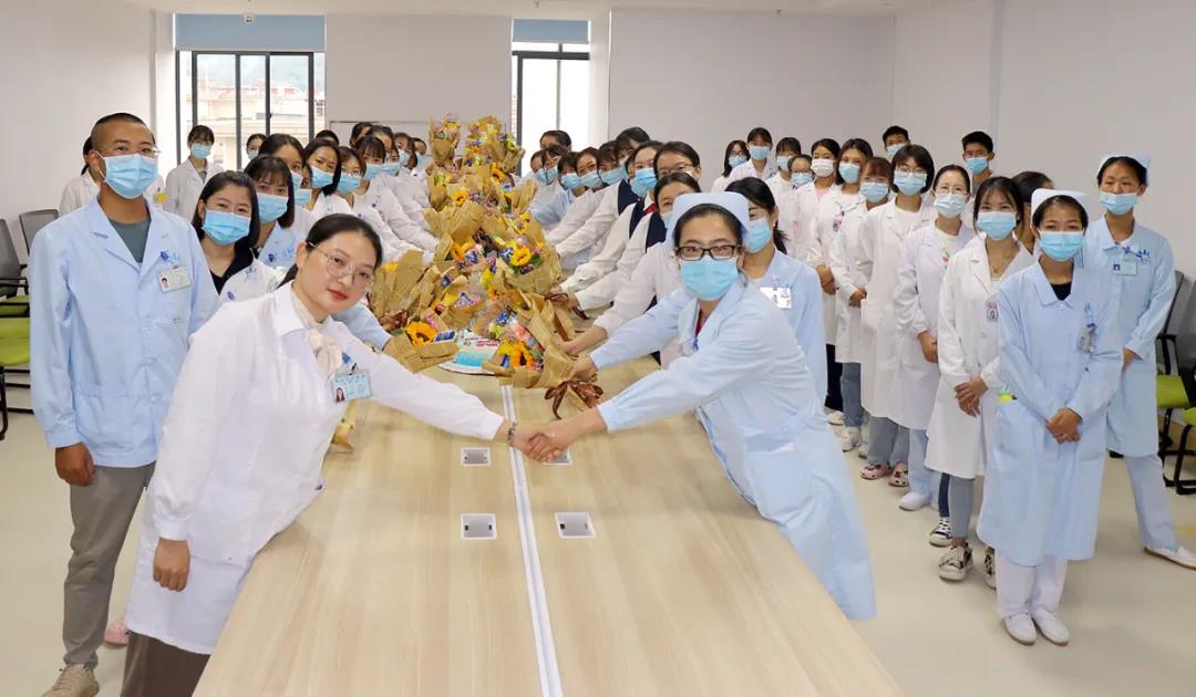 【保山安利醫(yī)院】雙節(jié)同慶，用祝福和鮮花感謝默默付出的治療師和教師們