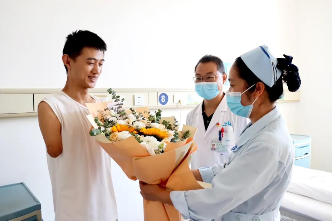 【保山安利醫(yī)院】雖然失去了雙臂，但他用堅強、樂觀的態(tài)度讓生活充滿陽光！