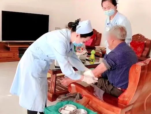 【保山安利醫(yī)院】82歲爺爺與老伴居家，在院手術(shù)后換藥不便，居家護(hù)理上門服務(wù)解難題