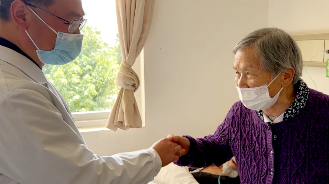 【保山安利醫(yī)院】百歲老人15年后再次到院做手術(shù)，老伴深表謝意“感謝你們給了他第二次生命”！
