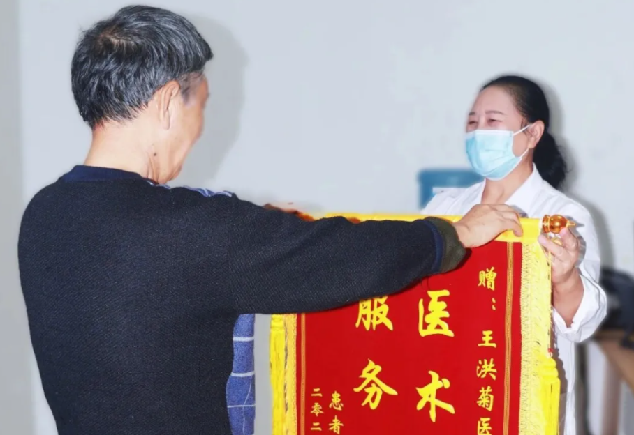 致敬醫(yī)者仁心 | 一面錦旗，一份信賴，一段暖心的醫(yī)患情